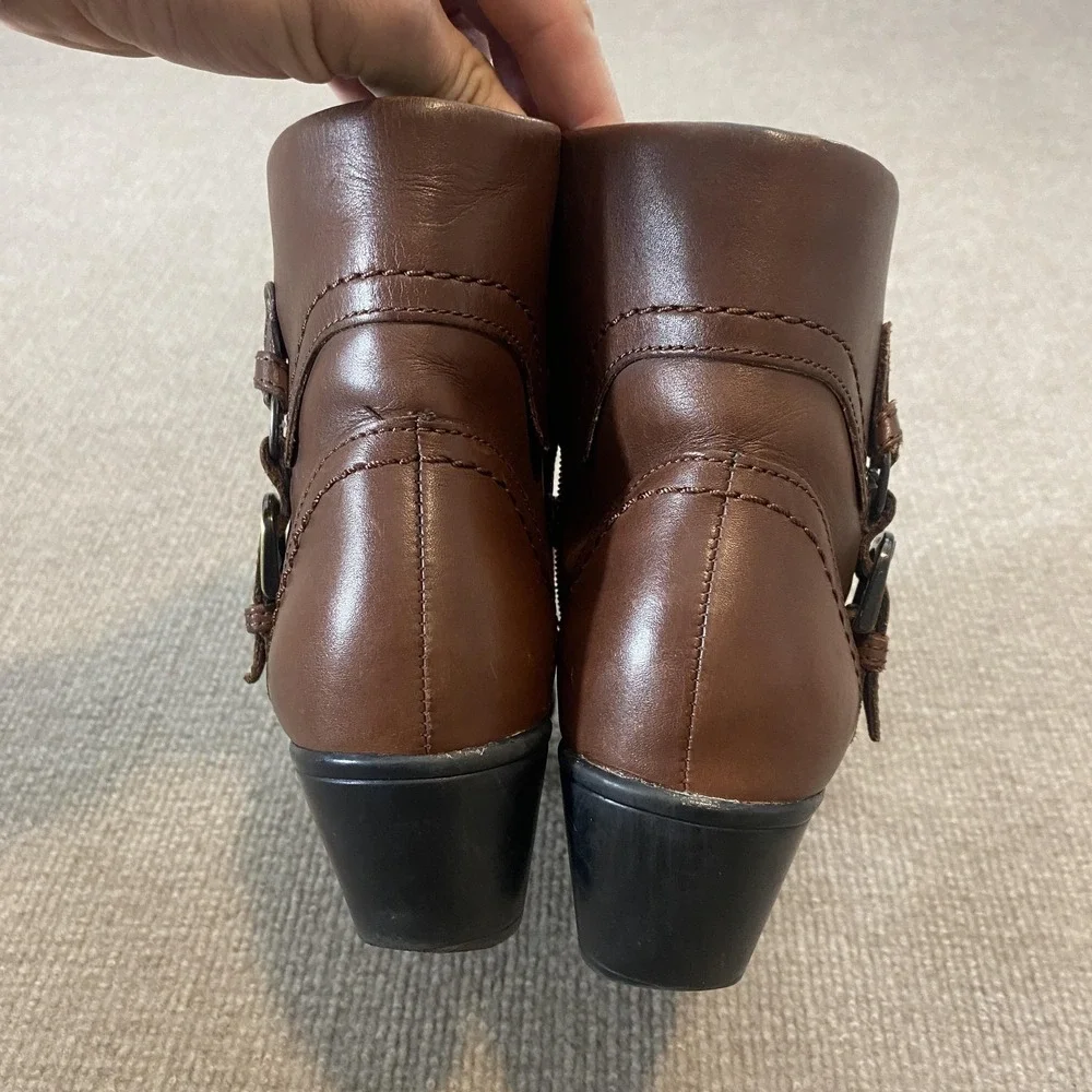 Clarks Booties Womens Size‎ 7 Brown Leather Ankle Zip Buckle Low Heel Bendables